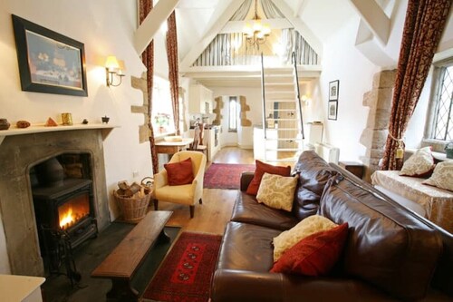 Welsh Gatehouse: Historical Castle with EV Charger