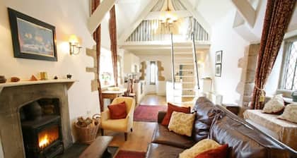 Welsh Gatehouse: Historical Castle with EV Charger