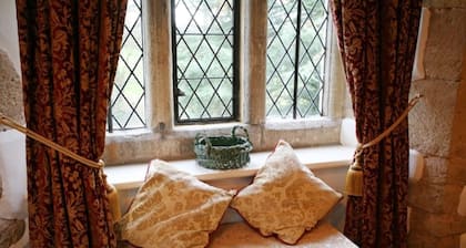 Welsh Gatehouse: Historical Castle with EV Charger