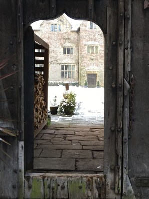 المنطقة المحيطة بالمنشأة