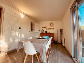 Dining - A cozy house on the shores of the Etang de Thau, near bike paths. (Marseillan)