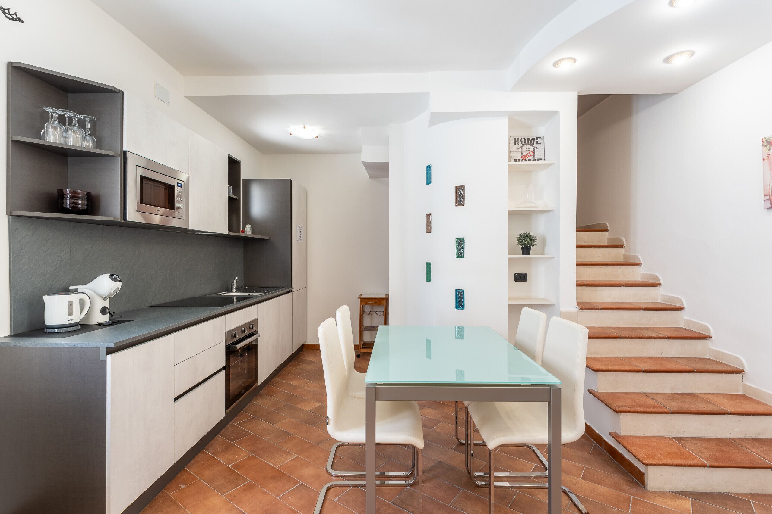 Frigorifero, forno, bollitore elettrico, pentole/stoviglie/utensili