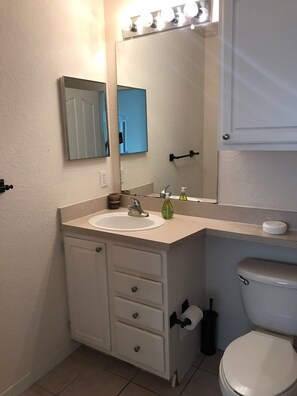 Suihku, hiustenkuivaaja, pyyhkeet, sampoo