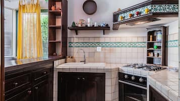 Frigorifero, forno, pentole/stoviglie/utensili, tavolo da pranzo