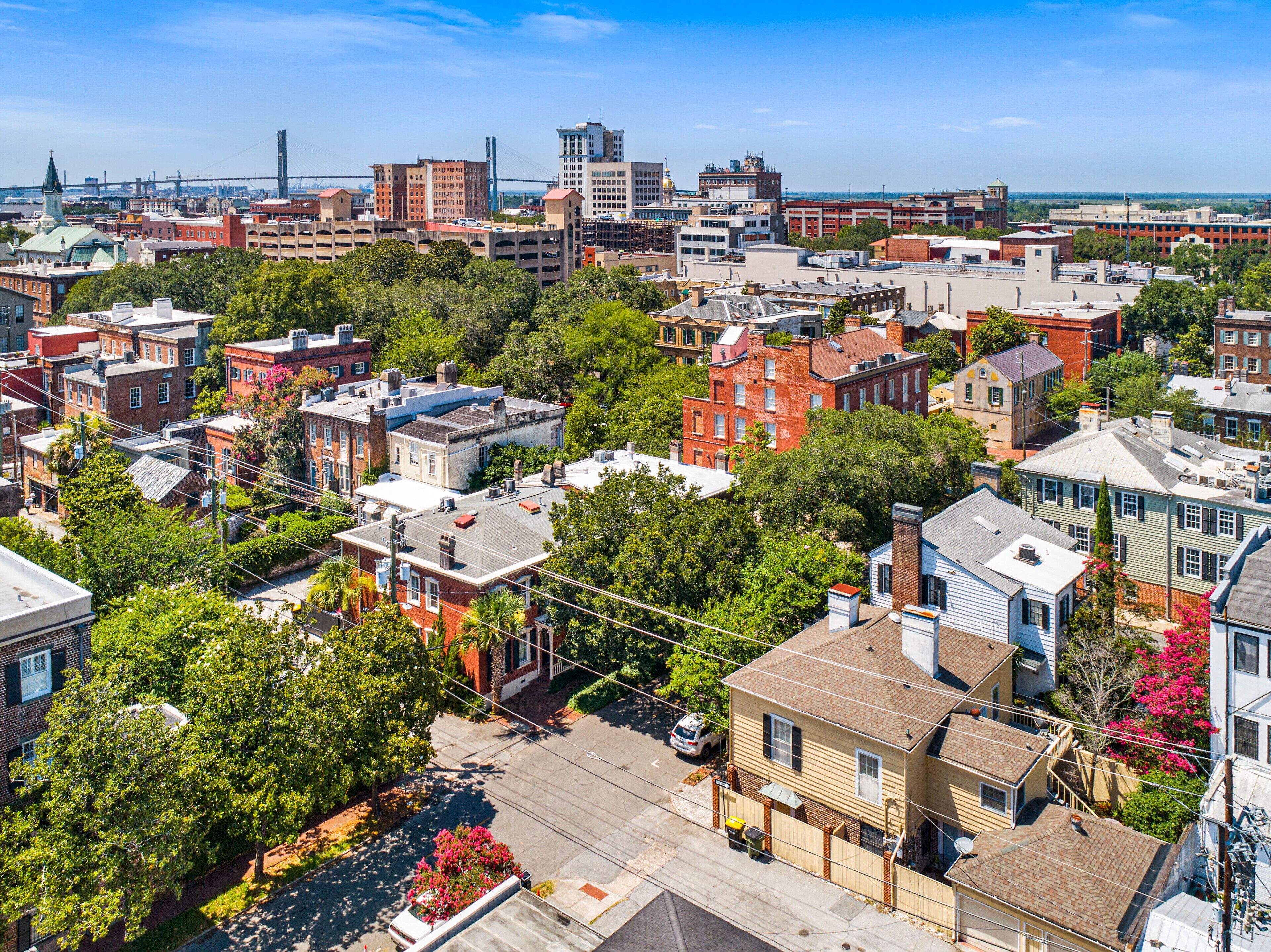 Un quartier résidentiel où se côtoient des maisons à un ou plusieurs étages, dont certaines sont dotées de cheminées apparentes et d’antennes paraboliques.