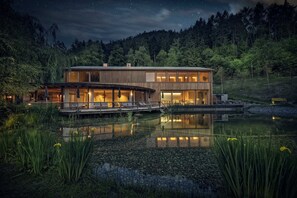 حمّام سباحة خارجي موسمي، مظلات على حمّام السباحة، مقاعد للتشمس