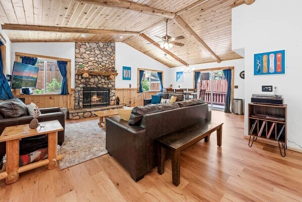 TV, fireplace