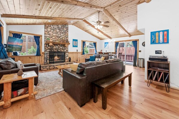 Tv, eldstad och en stereo