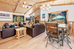 Tv, eldstad och en stereo