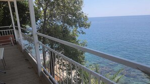 Private beach, black sand, beach umbrellas - Karaca Pansiyon (Alanya)