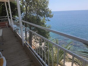 Privatstrand, schwarzer Sandstrand, Sonnenschirme