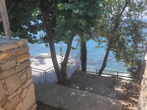 Private beach, black sand, beach umbrellas - Karaca Pansiyon (Alanya)