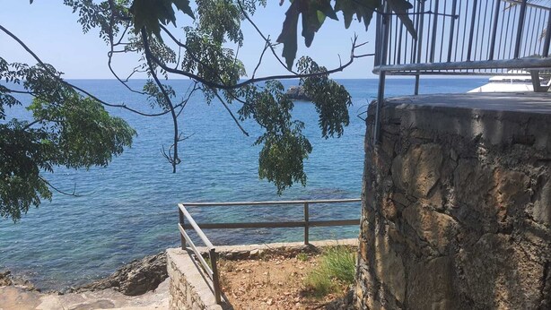 Private beach, black sand, beach umbrellas - Karaca Pansiyon (Alanya)