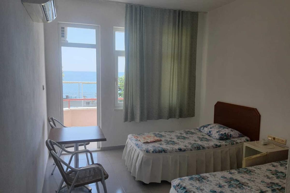 Habitación individual básica | Playa | Playa privada, playa de arena negra y sombrillas