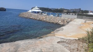 Private beach, black sand, beach umbrellas - Karaca Pansiyon (Alanya)