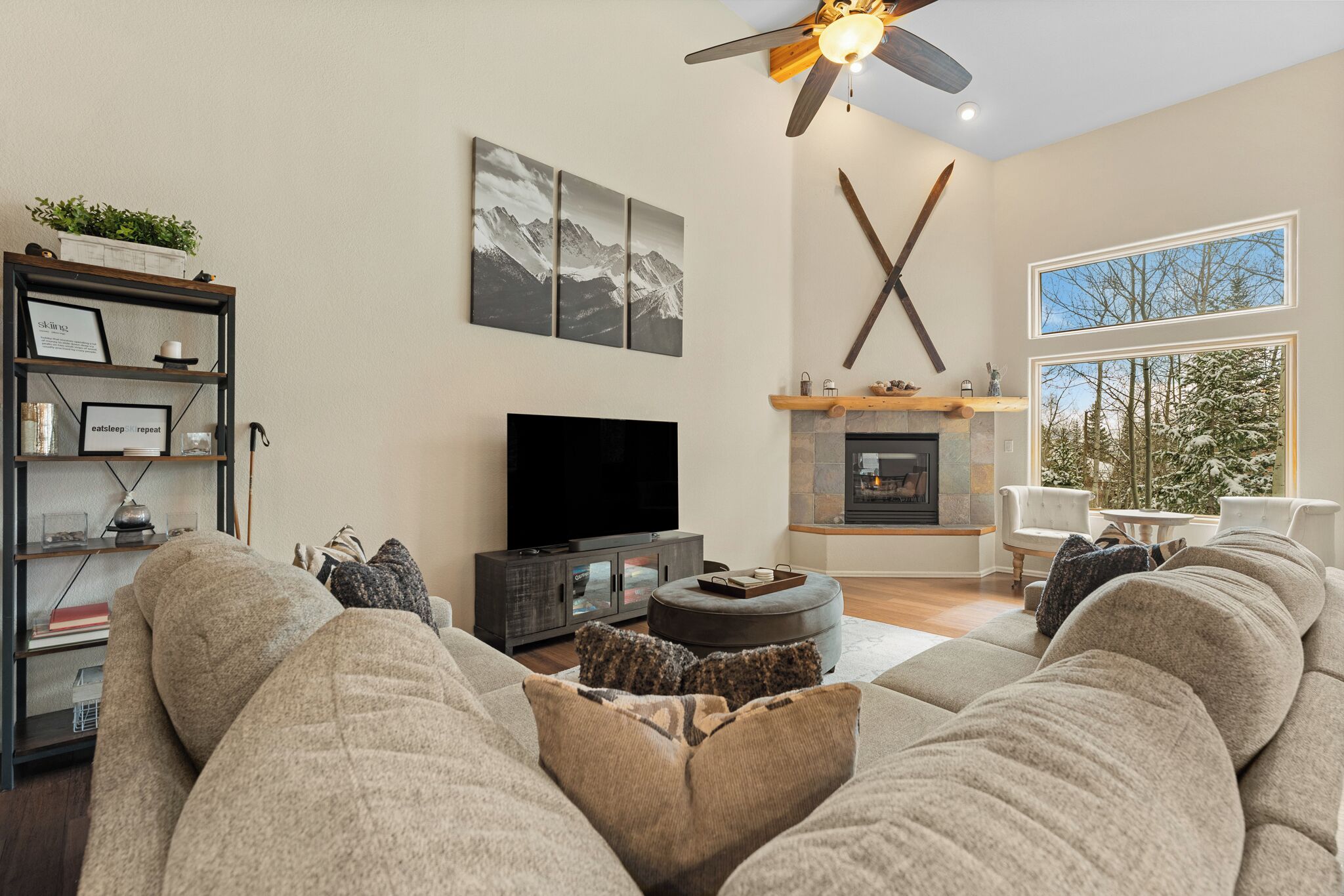 Smart TV, fireplace