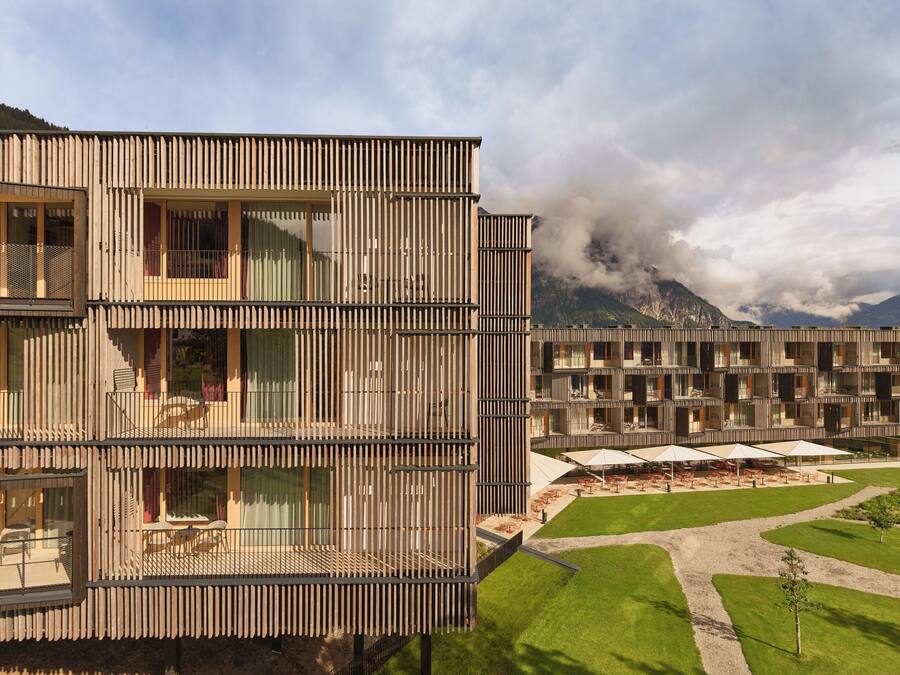Un immeuble à plusieurs étages, doté d’une architecture moderne, avec des balcons et de grandes fenêtres.