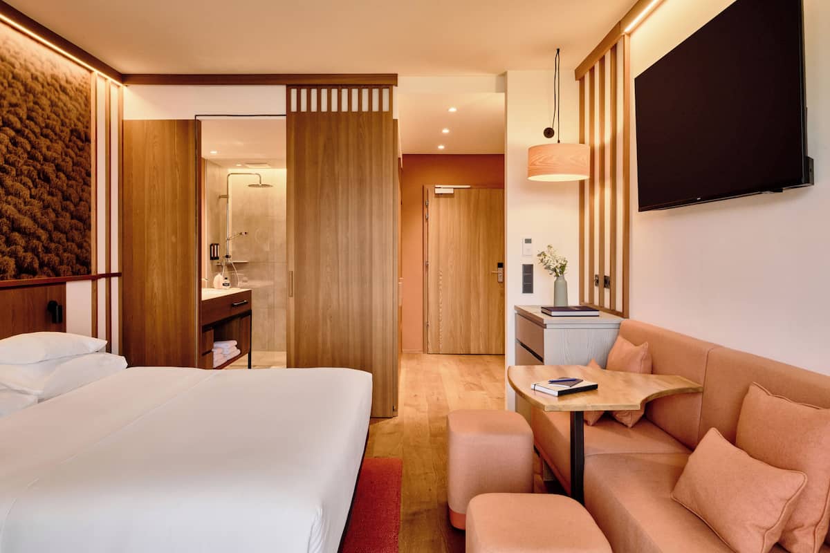Minibar, Zimmersafe, Schreibtisch, Verdunkelungsvorhänge