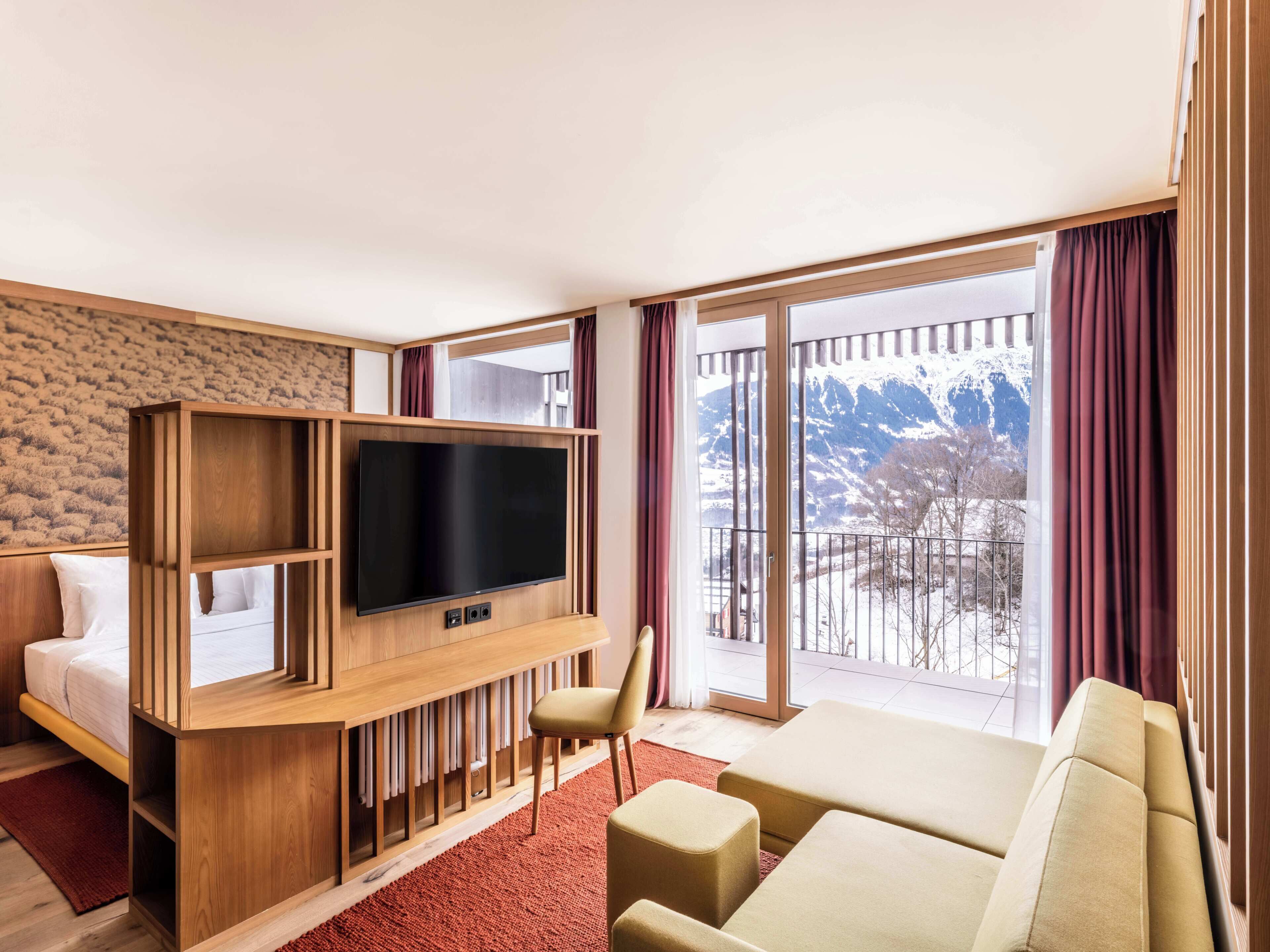 Premium suite | Een minibar, een kluis op de kamer, een bureau, verduisterende gordijnen