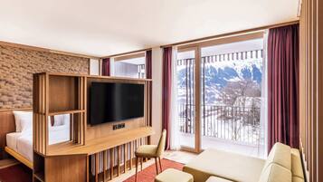 Premium suite | Een minibar, een kluis op de kamer, een bureau, verduisterende gordijnen