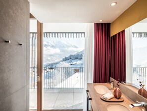 Shower, free toiletries, hair dryer, bathrobes - Falkensteiner Family Hotel Montafon - The Leading Hotels of the World (Tschagguns)