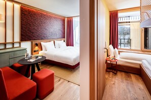 2 bedrooms, minibar, in-room safe, desk