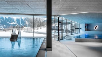 Indendørs pool, udendørs pool, parasoller, liggestole