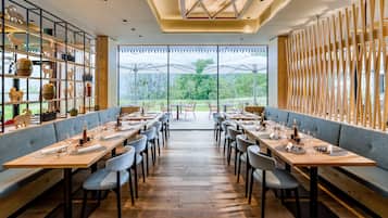Se sirven desayunos y cocina local e internacional, con vista al jardín