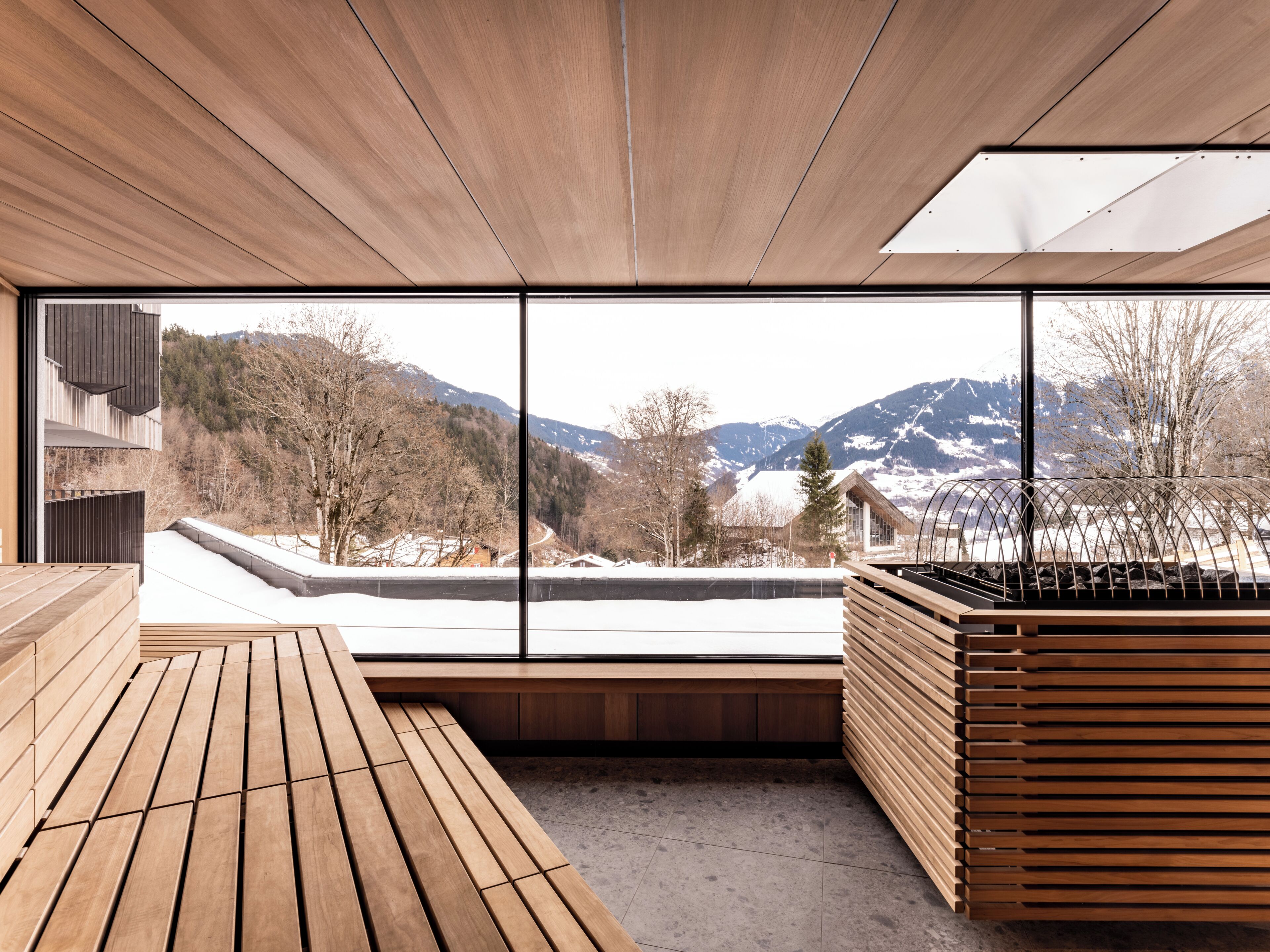 サウナ、スチームサウナ、ボディ トリートメント、フェイシャル トリートメント、2  室のトリートメントルーム、マニキュアとペディキュア