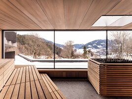 Sauna, steam room, body treatments, facials, 2 treatment rooms