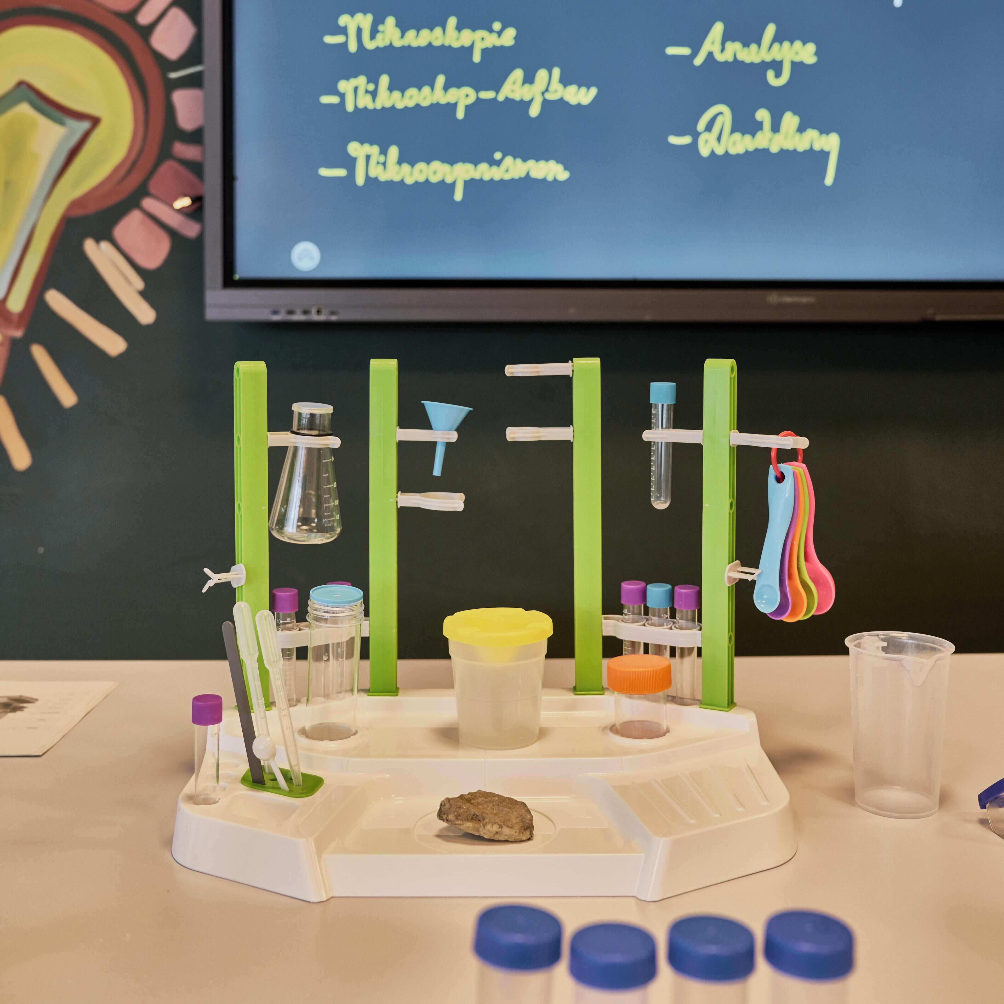 Dispositiu d'experiment de química amb diversos aparells i recipients.