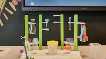 Un dispositif expérimental de chimie comprenant divers appareils et récipients.