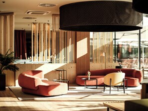 Lobby sitting area - Falkensteiner Family Hotel Montafon - The Leading Hotels of the World (Tschagguns)