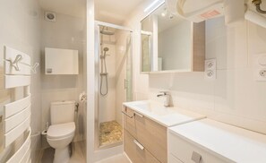 Shower, hair dryer, soap, toilet paper - Seafront apartment, 2 bedrooms, 6 people (Lacanau Océan)