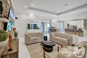 Studio (Multiple Bedrooms) | Aire de séjour | Téléviseur à écran plat de 42 po avec télévision numérique, téléviseur