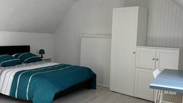 2 bedrooms, desk, iron/ironing board, travel crib