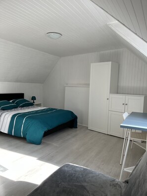 2 soveværelser, skrivebord, strygejern/strygebræt, weekendseng