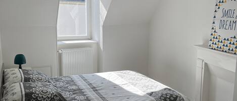 2 slaapkamers, een bureau, een strijkplank/strijkijzer, reisbedje