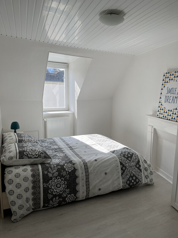 2 soveværelser, skrivebord, strygejern/strygebræt, weekendseng