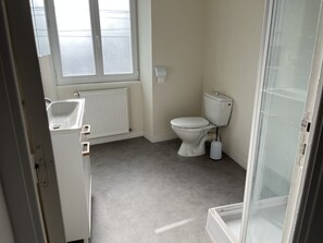 Bruser, hårtørrer, håndklæder, Sæbe