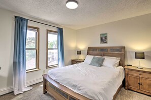 3 bedrooms, iron/ironing board, travel crib, free internet