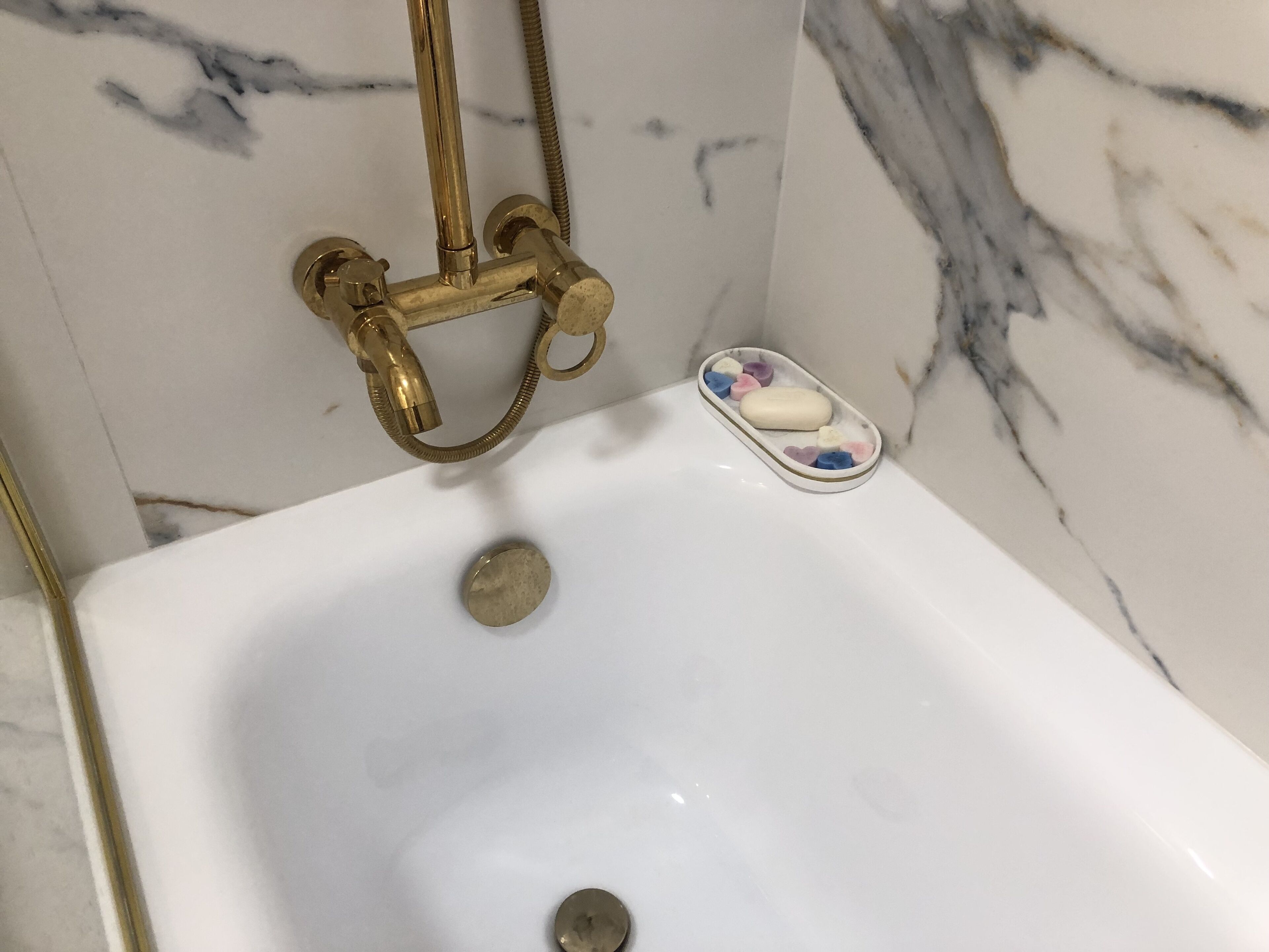 Een bad, een haardroger, handdoeken, zeep