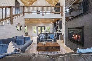 Smart TV, fireplace, table football, books - Relax and Unwind, Hot Tub Under the Stars, Firepit, Sleeps 8 (broken bow)