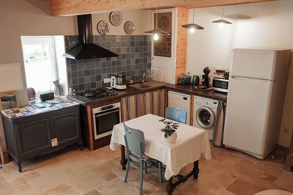Réfrigérateur, four à micro-ondes, un four, surface de cuisson
