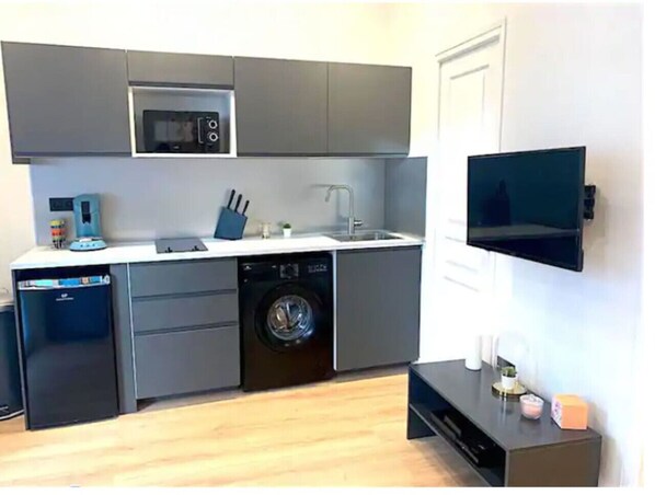 Køleskab, mikrobølgeovn, kaffe-/temaskine