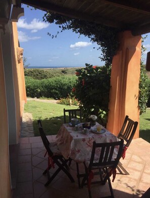 Outdoor dining - villa Giulia (Punta de Su Turrione)