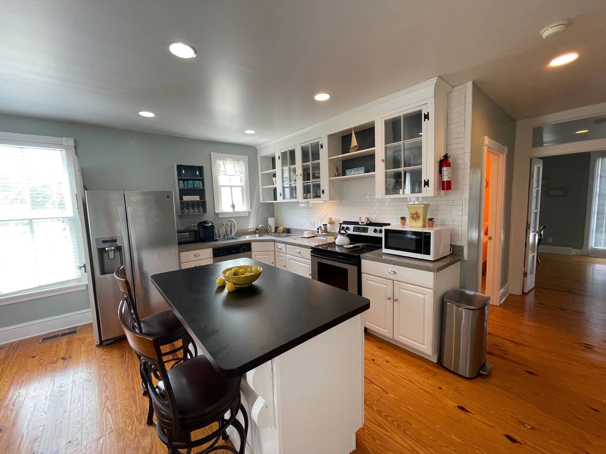 冷蔵庫、電子レンジ、オーブン、コンロ