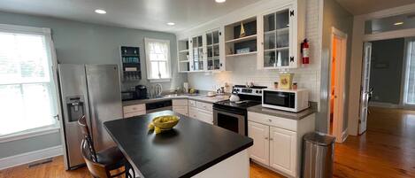 ثلاجة، ميكروويف، فرن، موقد طهي مسطح