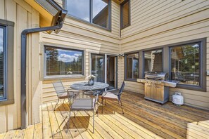 Outdoor dining - Luxury 5-bedroom Mountain View Lodge in Breckenridge, perfect for 12 guests with stunning views! (Breckenridge)