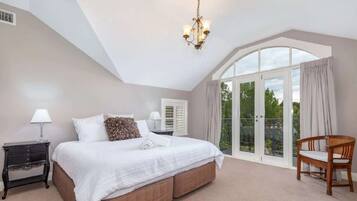 7 bedrooms, desk, iron/ironing board, travel cot